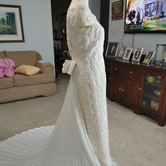 VINTAGE 90'S DEMETRIOS LACE OVERLAY WEDDING DRESS WITH TRANE, OFF-WHITE/WHITE 10 - Picture 13 of 16